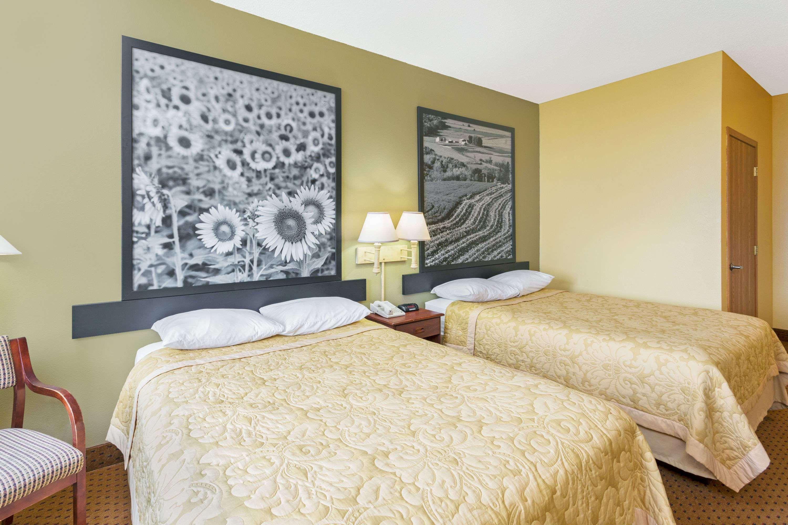 Super 8 By Wyndham Osage Hotel Ngoại thất bức ảnh