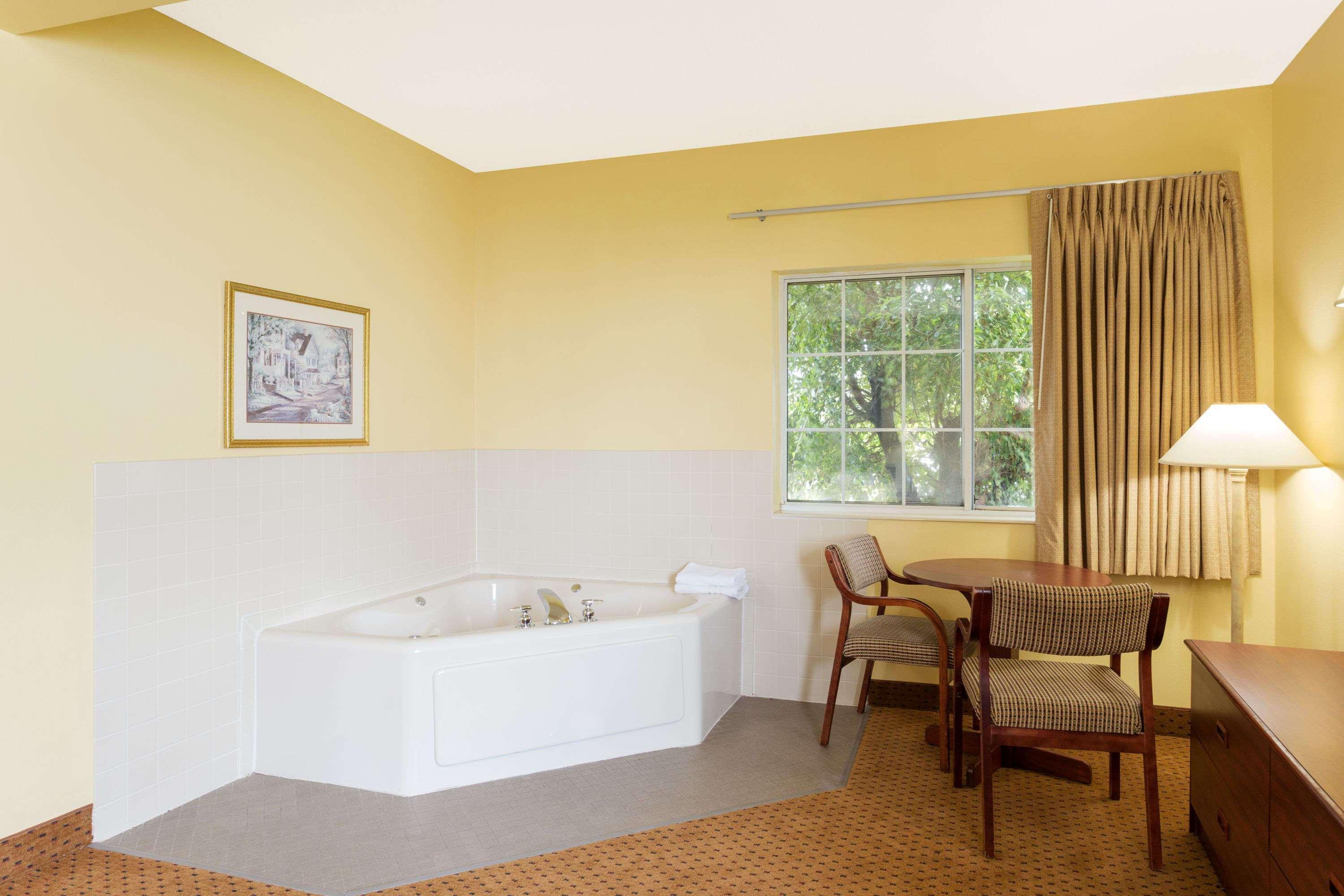 Super 8 By Wyndham Osage Hotel Ngoại thất bức ảnh