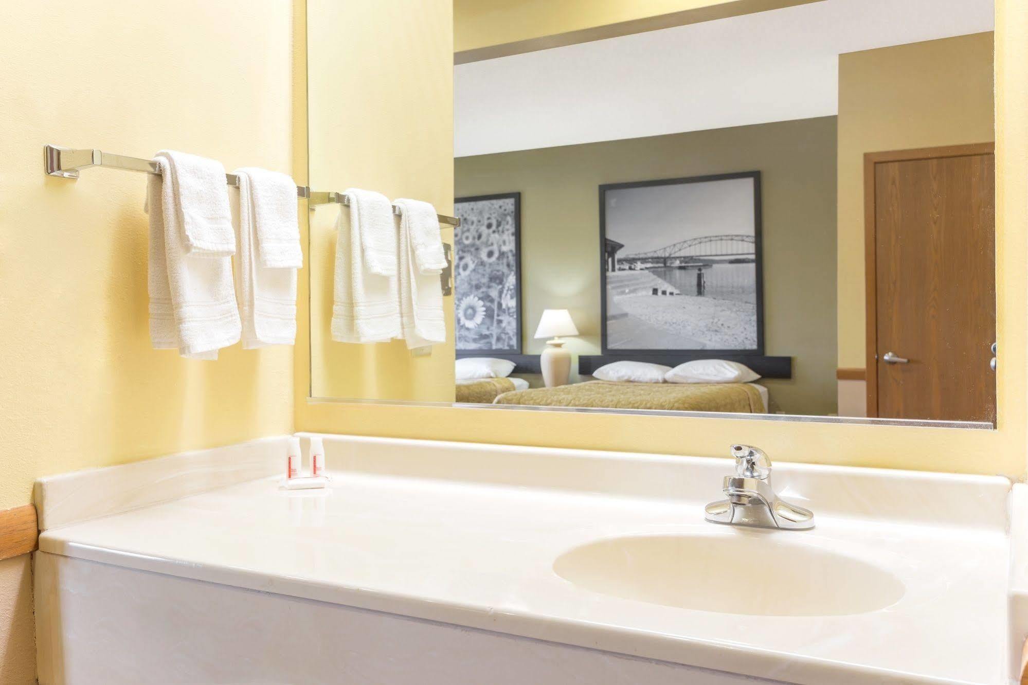 Super 8 By Wyndham Osage Hotel Ngoại thất bức ảnh
