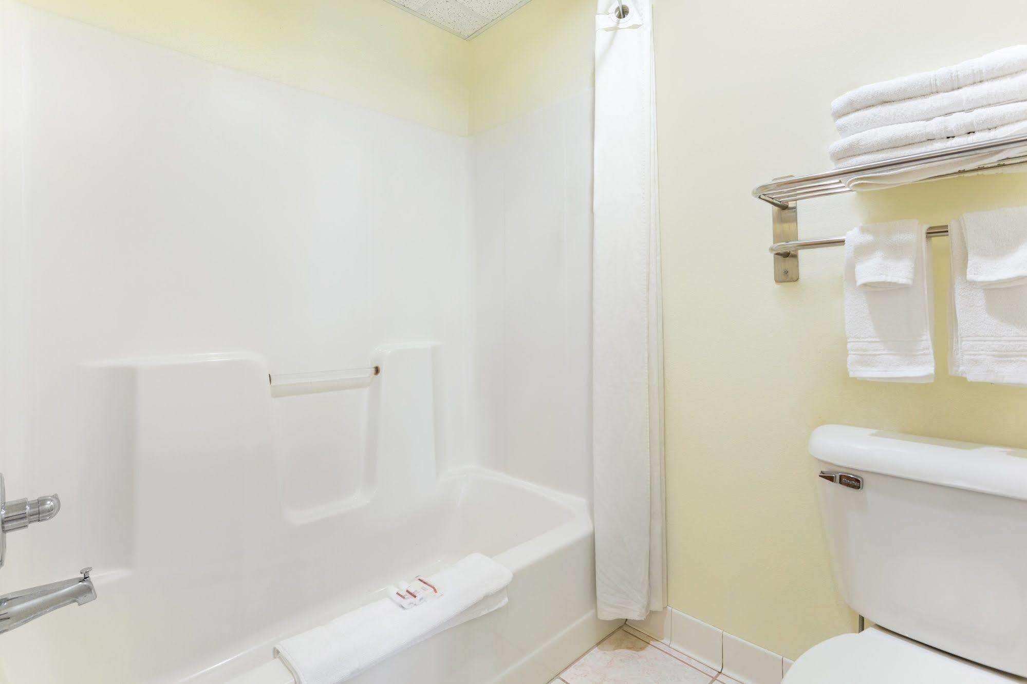 Super 8 By Wyndham Osage Hotel Ngoại thất bức ảnh