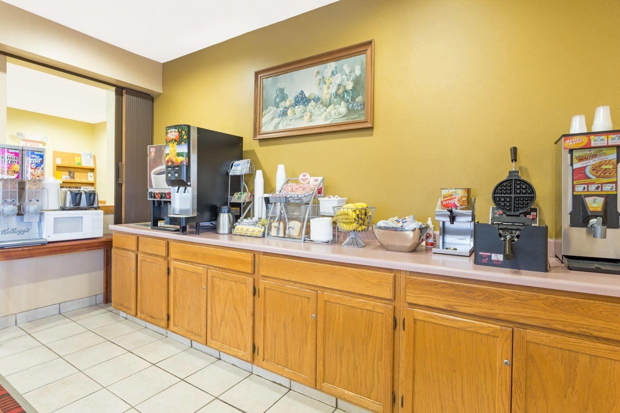Super 8 By Wyndham Osage Hotel Ngoại thất bức ảnh